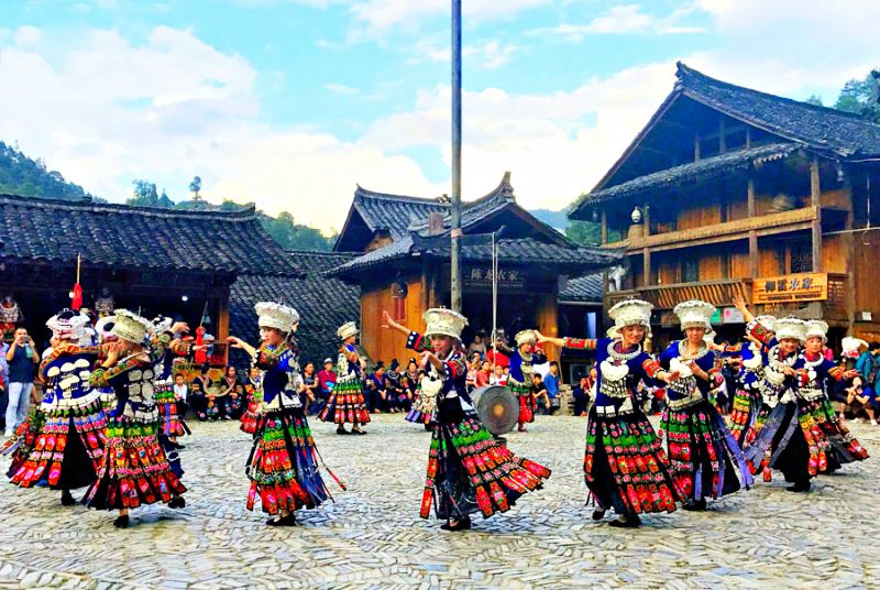 Du lịch Phượng Hoàng Cổ Trấn Trương Gia Giới thưởng thức những điệu múa đắm say lòng người (Ảnh: sưu tầm) Du lịch Phượng Hoàng Cổ Trấn Trương Gia Giới thưởng thức những điệu múa đắm say lòng người (Ảnh: sưu tầm)