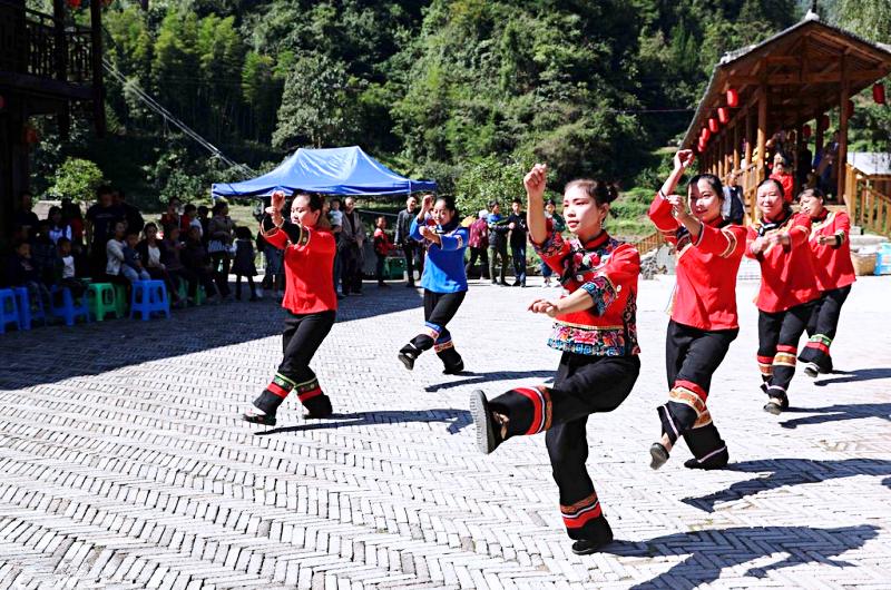 Những cô giá Thổ Gia trong trang phục thổ cẩm tham gia lễ hội biểu diễn phục vụ khách du lịch Phượng Hoàng Cổ Trấn-Trương Gia Giới Những cô giá Thổ Gia trong trang phục thổ cẩm tham gia lễ hội biểu diễn phục vụ khách du lịch Phượng Hoàng Cổ Trấn-Trương Gia Giới