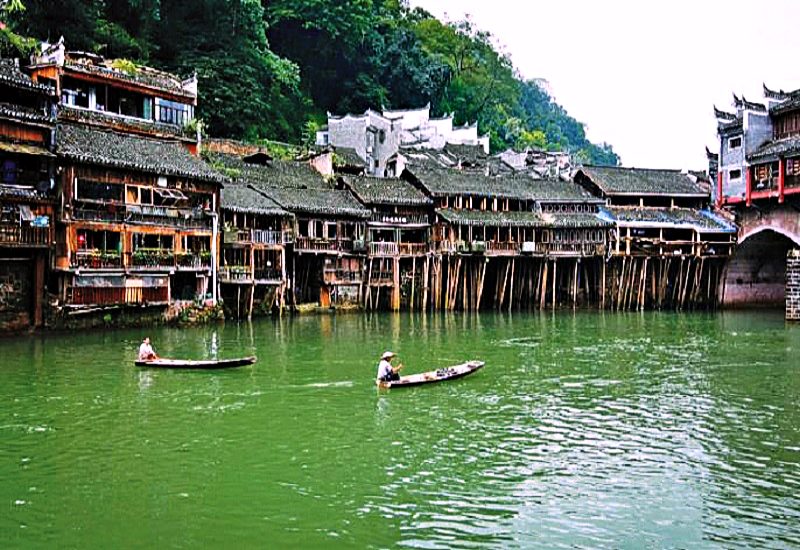 Người dân ở Phượng Hoàng Cổ Trấn Trương Gia Giới rất ưa chuộng kiểu kiến trúc này Người dân ở Phượng Hoàng Cổ Trấn Trương Gia Giới rất ưa chuộng kiểu kiến trúc này