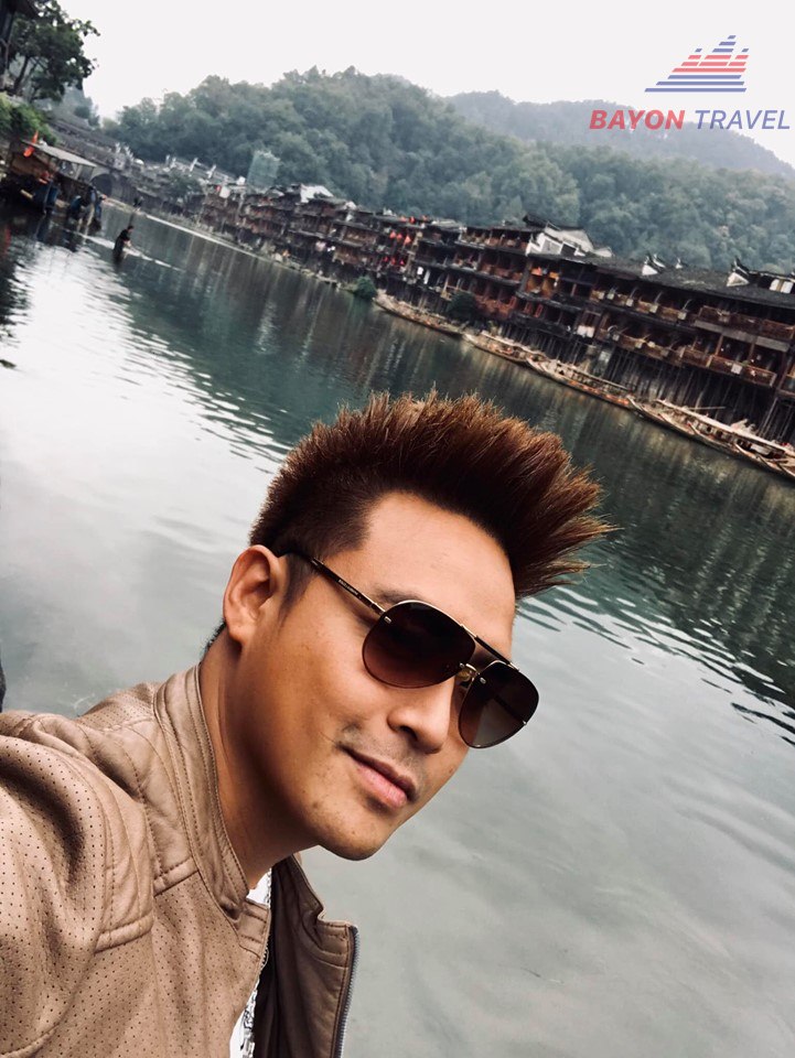 Chàng cũng đẹp không thua kém gì nàng đâu nè! “Giống Cổ Thiên Lạc nha” một khan giả bình luận dưới bức ảnh của nam ca sĩ Chàng cũng đẹp không thua kém gì nàng đâu nè! “Giống Cổ Thiên Lạc nha” một khan giả bình luận dưới bức ảnh của nam ca sĩ