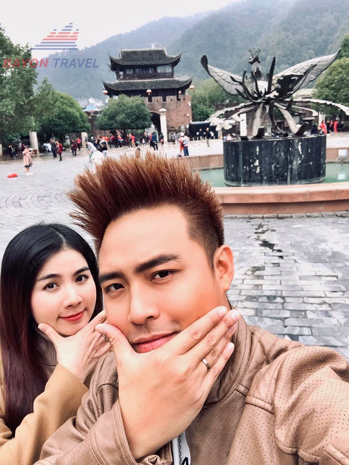 Cặp đôi hào hứng checkin khắp nơi trong trấn cổ Cặp đôi hào hứng checkin khắp nơi trong trấn cổ