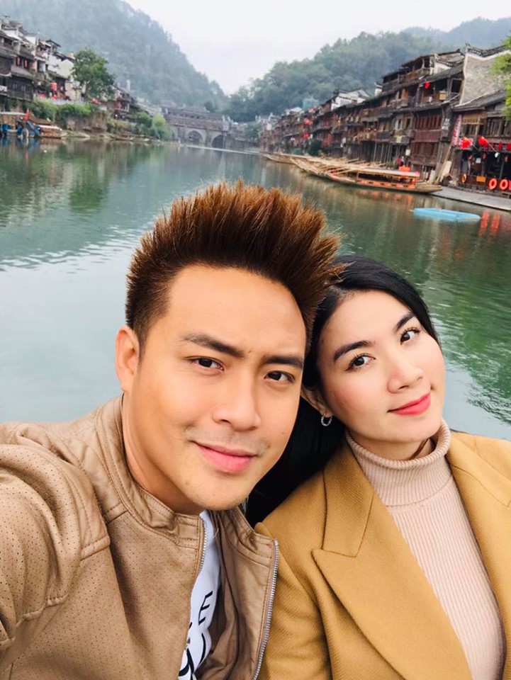 Trong suốt chuyến du lịch Trương Gia Giới Phượng Hoàng Cổ Trấn đi đâu cũng có nhau thiệt khiến cho người ta phải “ghen tị” mà Trong suốt chuyến du lịch Trương Gia Giới Phượng Hoàng Cổ Trấn đi đâu cũng có nhau thiệt khiến cho người ta phải “ghen tị” mà