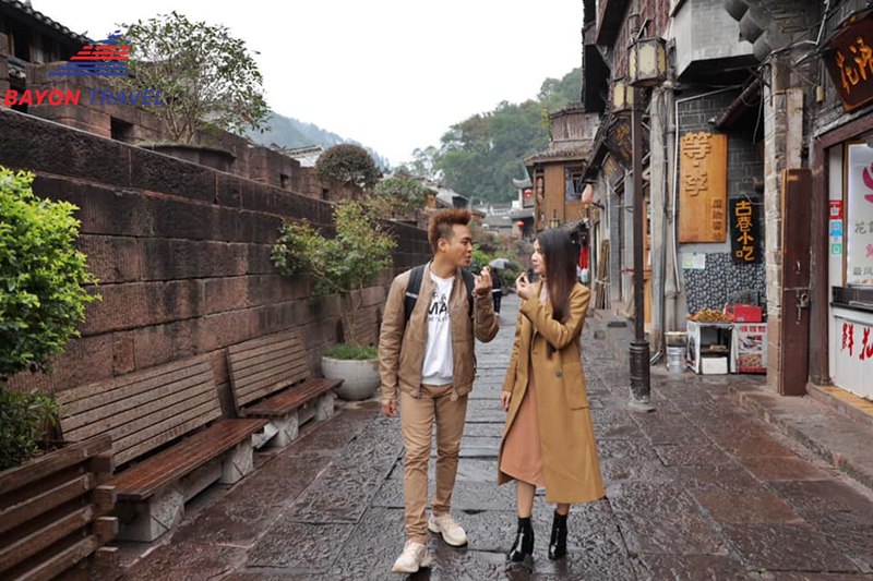 Cùng đi dạo và bị fan "chộp" được khoảnh khắc này trong một con phố ở Phượng Hoàng Cổ Trấn Cùng đi dạo và bị fan "chộp" được khoảnh khắc này trong một con phố ở Phượng Hoàng Cổ Trấn