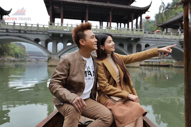 Du lịch một nơi đẹp như Trương Gia Giới Phượng Hoàng Cổ Trấn lại còn được đi cùng với nửa kia thật hạnh phúc phải không nào?! Du lịch một nơi đẹp như Trương Gia Giới Phượng Hoàng Cổ Trấn lại còn được đi cùng với nửa kia thật hạnh phúc phải không nào?!