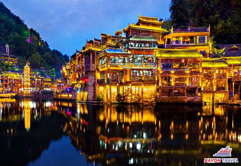 Du lịch Phượng Hoàng Cổ Trấn Trương Gia Giới thích nhất là nhìn những ngôi nhà Điếu Cước Lâu lung linh mỗi tối Du lịch Phượng Hoàng Cổ Trấn Trương Gia Giới thích nhất là nhìn những ngôi nhà Điếu Cước Lâu lung linh mỗi tối