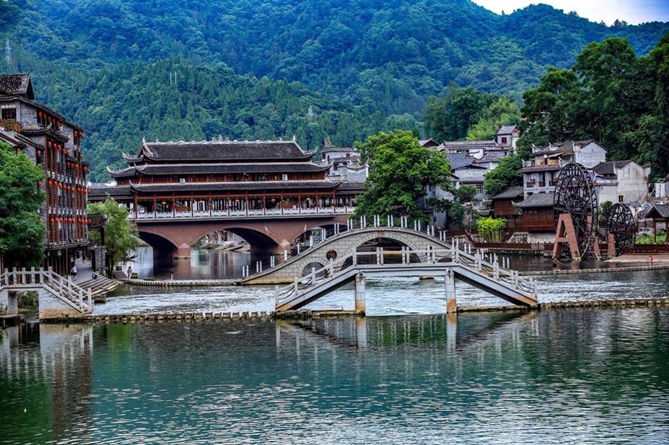 Du lịch Phượng Hoàng Cổ Trấn Trương Gia Giới thưởng lãm vẻ đẹp nhẹ nhàng tựa như mùa thu của cầu Tuyết Kiều (Ảnh: sưu tầm) Du lịch Phượng Hoàng Cổ Trấn Trương Gia Giới thưởng lãm vẻ đẹp nhẹ nhàng tựa như mùa thu của cầu Tuyết Kiều (Ảnh: sưu tầm)