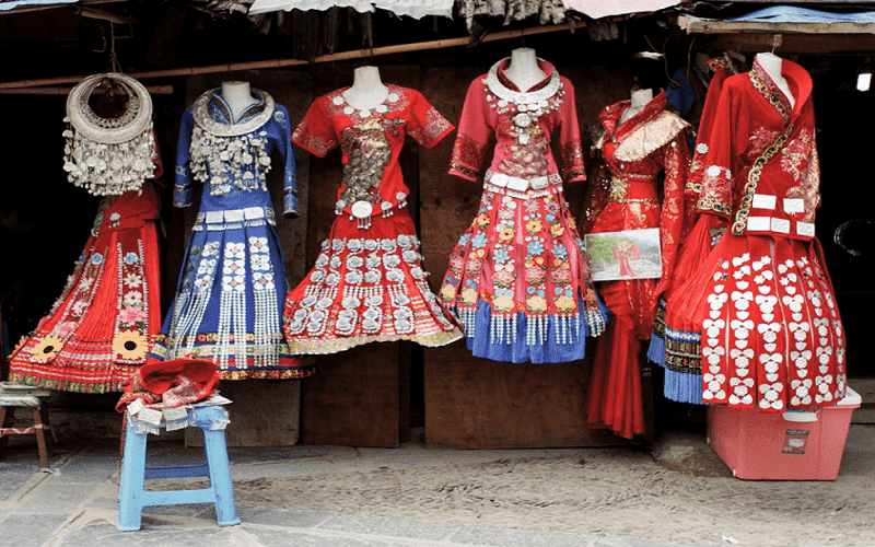 Du lịch Phượng Hoàng cổ trấn Trương Gia Giới: Trang phục truyền thống được dệt thổ cẩm (Ảnh sưu tầm) Du lịch Phượng Hoàng cổ trấn Trương Gia Giới: Trang phục truyền thống được dệt thổ cẩm (Ảnh sưu tầm)