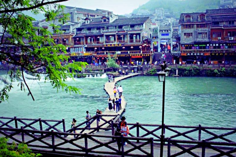 Du lịch Phượng Hoàng cổ trấn: Vẻ đẹp mộc mạc của cầu gỗ Du lịch Phượng Hoàng cổ trấn: Vẻ đẹp mộc mạc của cầu gỗ