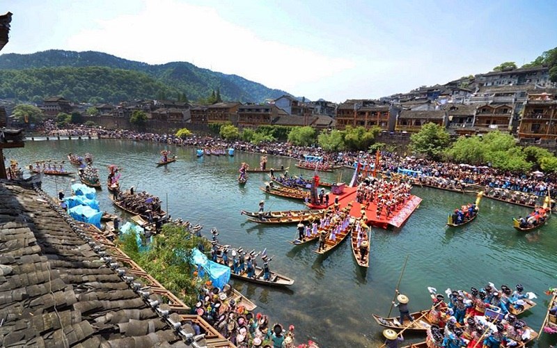 Du lịch Phượng hoàng cố trấn tự túc từ tphcm cổ vũ khung cảnh đua thuyền thống (ảnh sưu tầm) Du lịch Phượng hoàng cố trấn tự túc từ tphcm cổ vũ khung cảnh đua thuyền thống (ảnh sưu tầm)