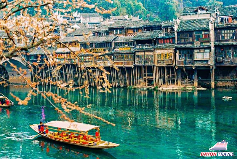 Cẩm nang du lịch Phượng Hoàng Cổ Trấn: Du thuyền trên sông Đà Giang là một trong những trải nghiệm tuyệt vời mà cẩm nang du lịch Phượng Hoàng Cổ Trấn muốn các bạn khám phá Cẩm nang du lịch Phượng Hoàng Cổ Trấn: Du thuyền trên sông Đà Giang là một trong những trải nghiệm tuyệt vời mà cẩm nang du lịch Phượng Hoàng Cổ Trấn muốn các bạn khám phá