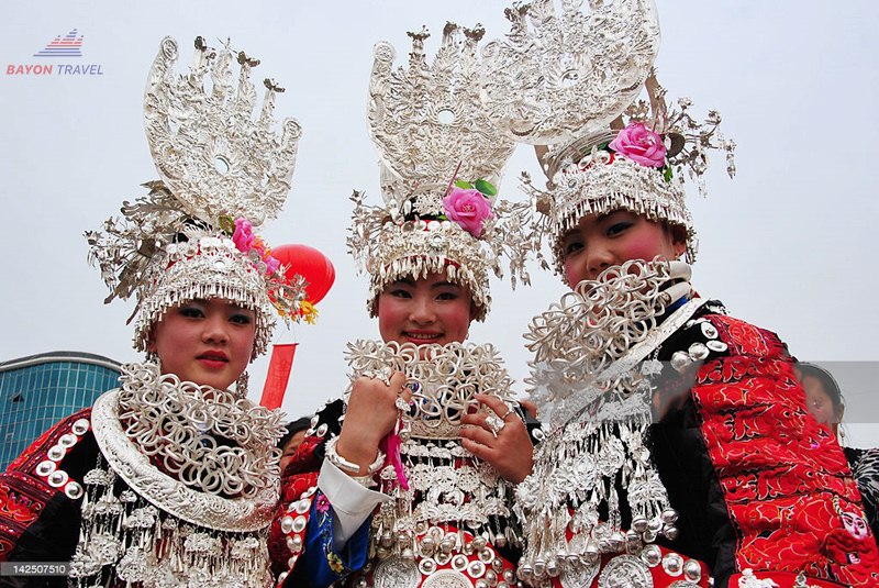 Sử dụng trang sức bạc là một truyền thống lâu đời của người Miêu ở Phượng Hoàng cổ trấn Sử dụng trang sức bạc là một truyền thống lâu đời của người Miêu ở Phượng Hoàng cổ trấn