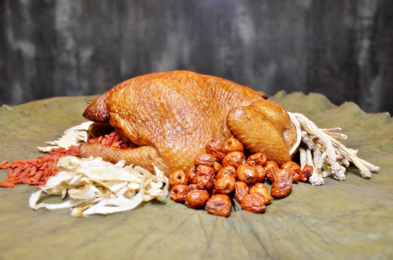 Đặc sản-gà ăn mày tươi ngọt bên trong vàng ươm bên ngoài đặc biệt ở Phượng Hoàng cổ trấn Đặc sản-gà ăn mày tươi ngọt bên trong vàng ươm bên ngoài đặc biệt ở Phượng Hoàng cổ trấn