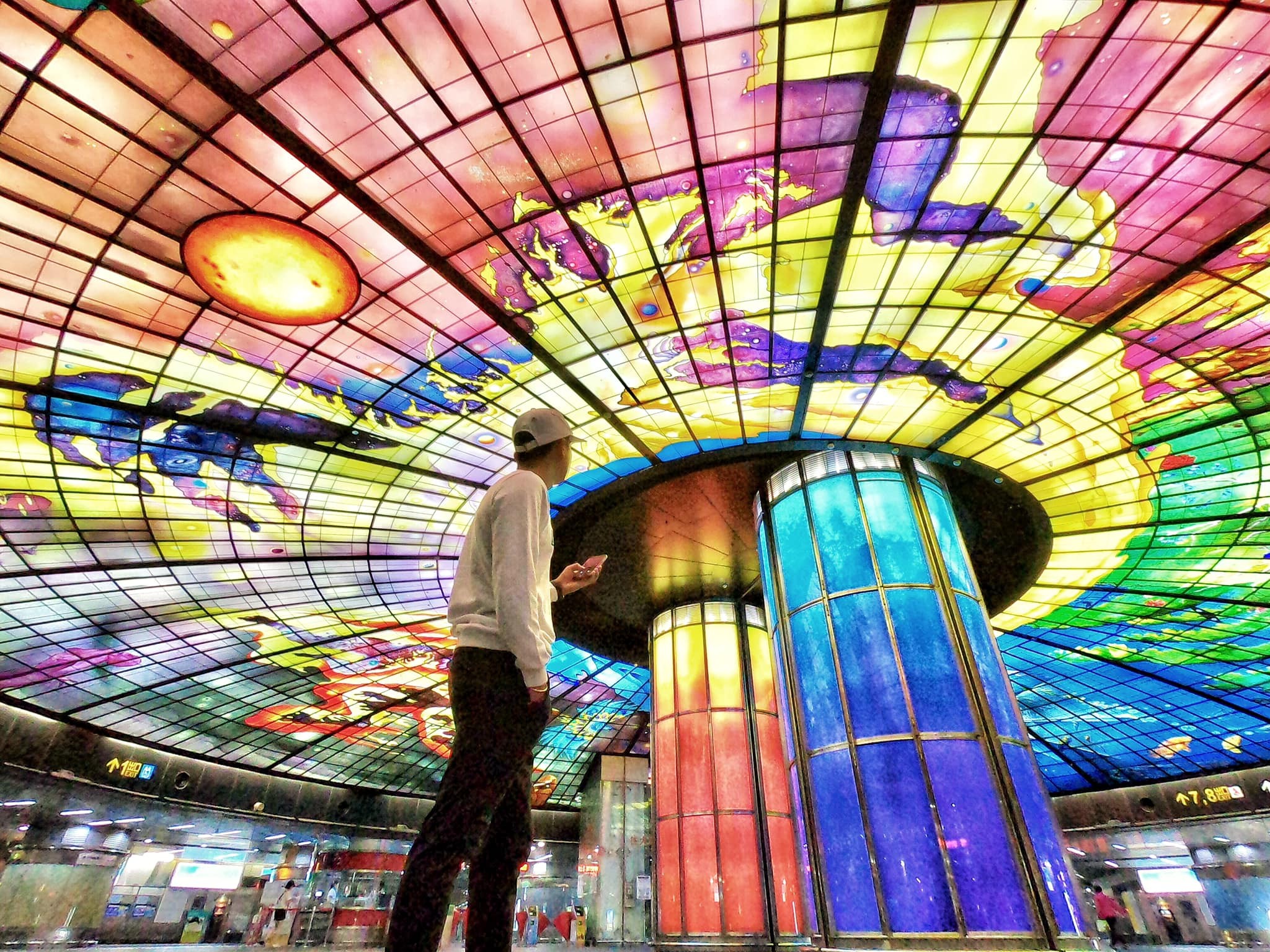 Ga tàu kính vạn hoa Formosa lớn nhất Đài Loan thu hút khách du lịch