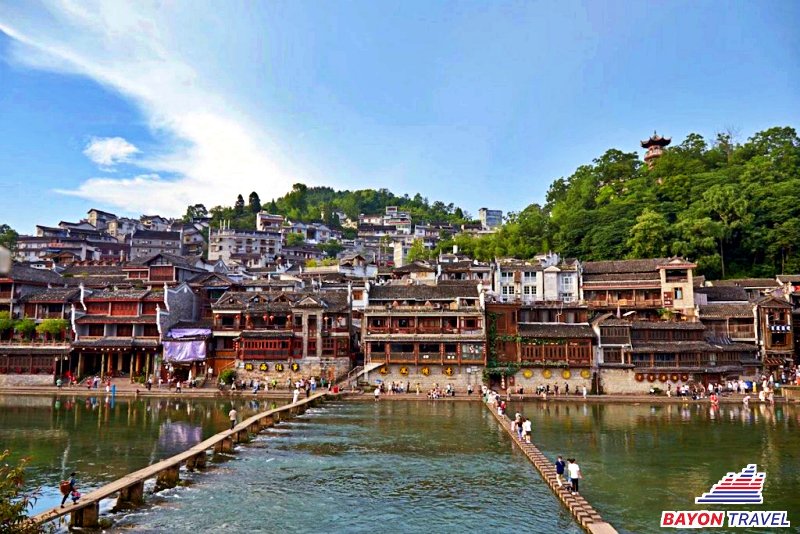 Những cây cầu độc đáo nối liền hai bờ khu du lịch Phượng Hoàng Cổ Trấn Những cây cầu độc đáo nối liền hai bờ khu du lịch Phượng Hoàng Cổ Trấn