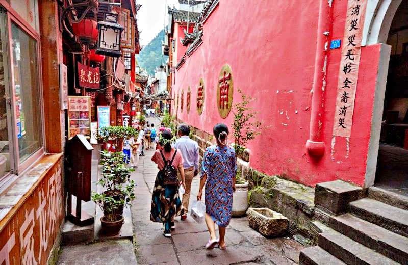 Con hẻm dẫn vào đền ZHUNTI-lối đi nhỏ cho nhũng ngày du lịch Phượng Hoàng Cổ Trấn đông đúc Con hẻm dẫn vào đền ZHUNTI-lối đi nhỏ cho nhũng ngày du lịch Phượng Hoàng Cổ Trấn đông đúc