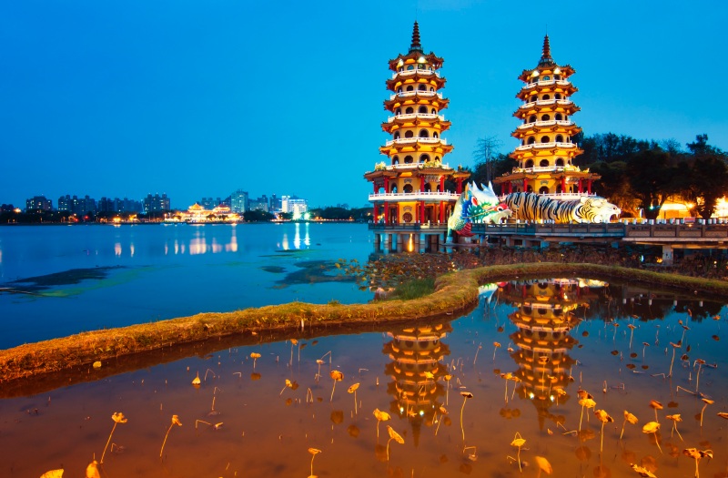 Các điểm du lịch ở Cao Hùng Đài Loan - Tháp Long Hổ ở Hồ Sen, Cao Hùng, một trong những cảnh đẹp Đài Loan. Các điểm du lịch ở Cao Hùng Đài Loan - Tháp Long Hổ ở Hồ Sen, Cao Hùng, một trong những cảnh đẹp Đài Loan.