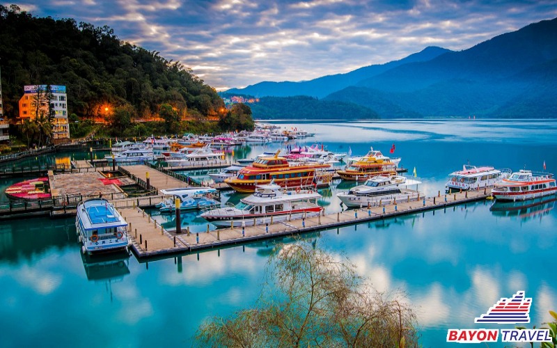 Dạo thuyền trên hồ Nhật Nguyệt trong hành trình du lịch Đài Loan. Dạo thuyền trên hồ Nhật Nguyệt trong hành trình du lịch Đài Loan.