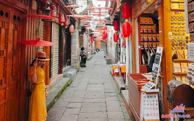 Kết hợp trang phục, phụ kiện và dáng chụp cổ điển trên con phố cổ trấn Phượng Hoàng, khách du lịch sẽ có được bức ảnh để đời Kết hợp trang phục, phụ kiện và dáng chụp cổ điển trên con phố cổ trấn Phượng Hoàng, khách du lịch sẽ có được bức ảnh để đời