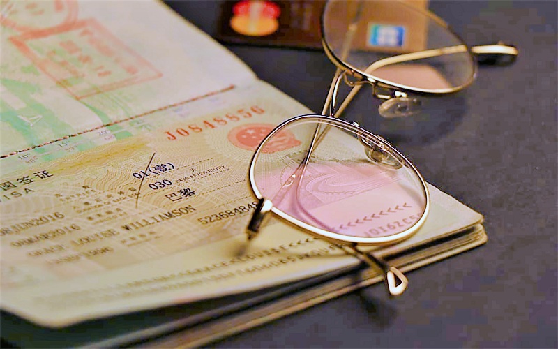 Hoàn thành thủ tục xin visa để xuât cảnh (Ảnh sưu tầm) Hoàn thành thủ tục xin visa để xuât cảnh (Ảnh sưu tầm)