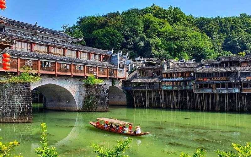 Ngày nắng đẹp khi du lịch Phượng hoàng cổ trấn Trương gia giới (Ảnh sưu tầm) Ngày nắng đẹp khi du lịch Phượng hoàng cổ trấn Trương gia giới (Ảnh sưu tầm)