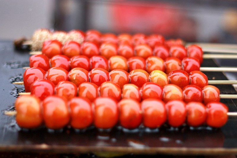 Kẹo hồ lô đặc sản dân dã mà đầy ý nghĩa bạn có thể cân nhắc mua về làm quà khi đi tour du lịch Bắc Kinh Kẹo hồ lô đặc sản dân dã mà đầy ý nghĩa bạn có thể cân nhắc mua về làm quà khi đi tour du lịch Bắc Kinh