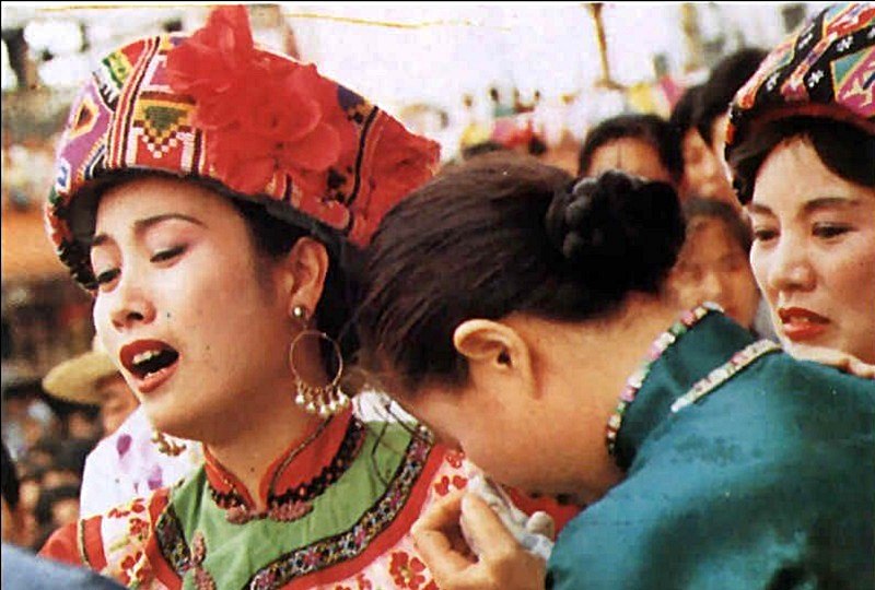 Khóc gả thể hiện sự thông minh cũng như sự hiếu thảo với cha mẹ của các cô gái người Thổ Gia ở Phượng Hoàng cổ trấn Trương Gia Giới Khóc gả thể hiện sự thông minh cũng như sự hiếu thảo với cha mẹ của các cô gái người Thổ Gia ở Phượng Hoàng cổ trấn Trương Gia Giới