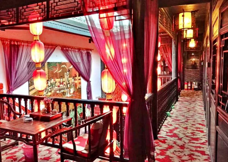 Không gian nhà hàng mà cẩm nang du lịch Phượng Hoàng Cổ Trấn gợi ý đậm chất kiến trúc Trung Hoa (Ảnh: sưu tầm) Không gian nhà hàng mà cẩm nang du lịch Phượng Hoàng Cổ Trấn gợi ý đậm chất kiến trúc Trung Hoa (Ảnh: sưu tầm)