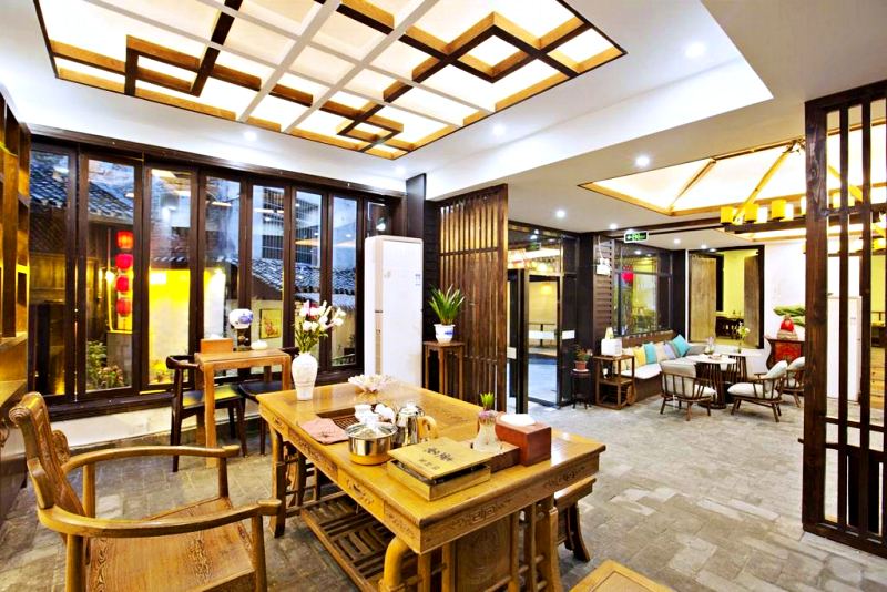 Không gian sang trọng tại nhà hàng Feng Huang Lou trong cẩm nang du lịch Phượng Hoàng Cổ Trấn (Ảnh: sưu tầm) Không gian sang trọng tại nhà hàng Feng Huang Lou trong cẩm nang du lịch Phượng Hoàng Cổ Trấn (Ảnh: sưu tầm)