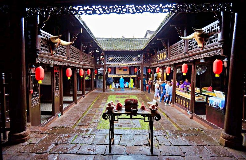 Du lịch Phượng Hoàng Cổ Trấn: Khu vực trung tâm đền thờ tổ-nơi tổ chức các cuộc họp cộng đồng Du lịch Phượng Hoàng Cổ Trấn: Khu vực trung tâm đền thờ tổ-nơi tổ chức các cuộc họp cộng đồng