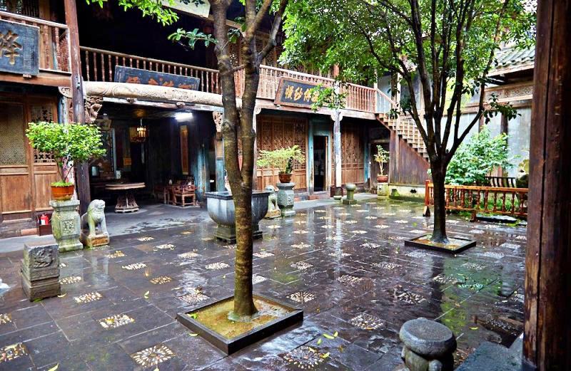 Khuôn viên bên trong của Chongde Hall-một trong những ngôi nhà đẹp nhất phố du lịch Phượng Hoàng Cổ Trấn
