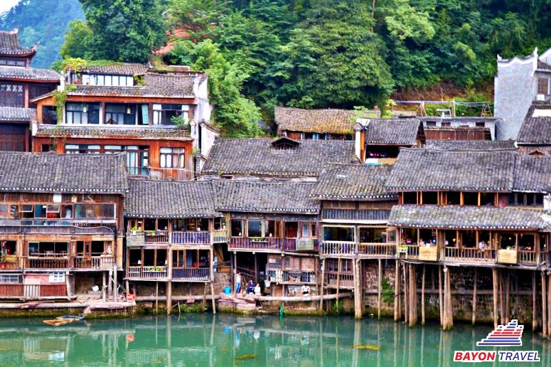 Những ngôi nhà có kiến trúc đặc biệt làm nên tên tuổi của khu du lịch Phượng Hoàng Cổ Trấn Những ngôi nhà có kiến trúc đặc biệt làm nên tên tuổi của khu du lịch Phượng Hoàng Cổ Trấn