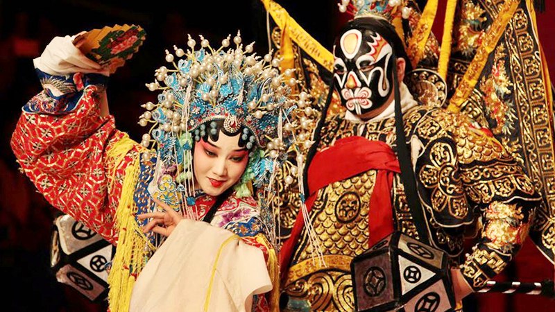 Khách du lịch trong tour Bắc Kinh có dịp thưởng thức nghệ thuật kinh kịch Trung Quốc hấp dẫn Khách du lịch trong tour Bắc Kinh có dịp thưởng thức nghệ thuật kinh kịch Trung Quốc hấp dẫn