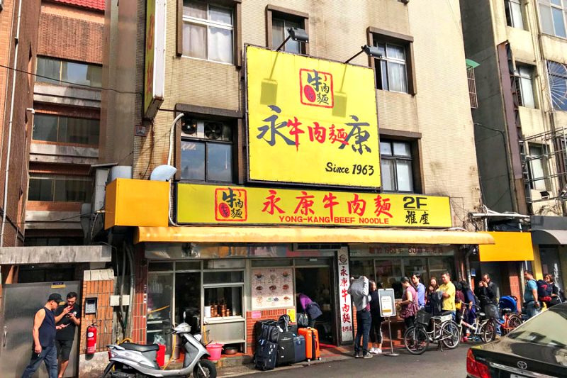 Kinh nghiệm du lịch Đài Loan giá rẻ: Trước cửa tiệm luôn luôn tập trung rất đông người xếp hàng Kinh nghiệm du lịch Đài Loan giá rẻ: Trước cửa tiệm luôn luôn tập trung rất đông người xếp hàng