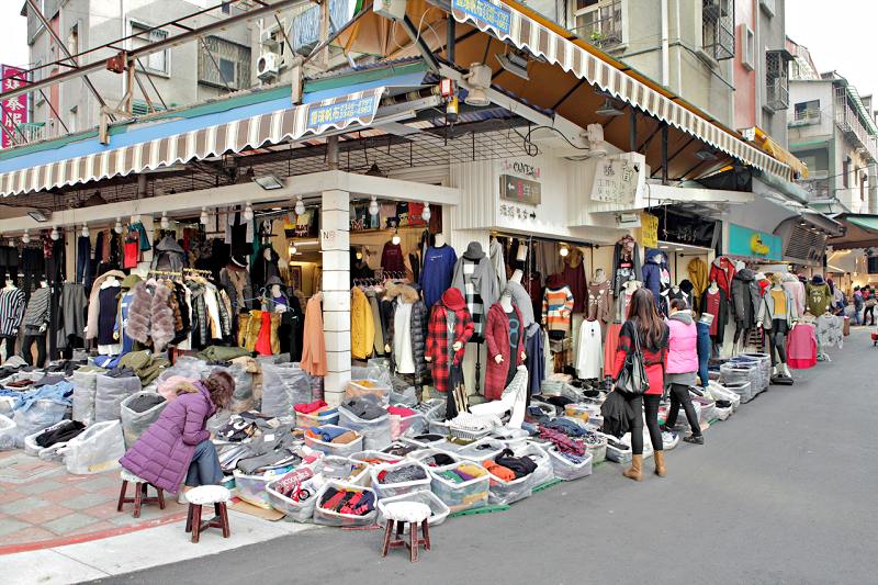 Kinh nghiệm du lịch Đài Loan từ A đến Z: Khu mua sắm Wufenpu có rất nhiều mặt hàng quần áo đa dạng mẫu mã cho các bạn du lịch Đài Loan tha hồ lựa chọn Kinh nghiệm du lịch Đài Loan từ A đến Z: Khu mua sắm Wufenpu có rất nhiều mặt hàng quần áo đa dạng mẫu mã cho các bạn du lịch Đài Loan tha hồ lựa chọn