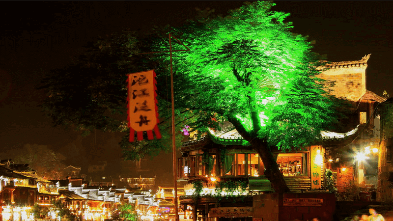 Kinh nghiệm du lịch Phượng hoàng cố trấn tự túc: Một chiếc cây cũng muốn hòa mình vào cảnh đêm ở Phượng hoàng (Ảnh sưu tầm) Kinh nghiệm du lịch Phượng hoàng cố trấn tự túc: Một chiếc cây cũng muốn hòa mình vào cảnh đêm ở Phượng hoàng (Ảnh sưu tầm)