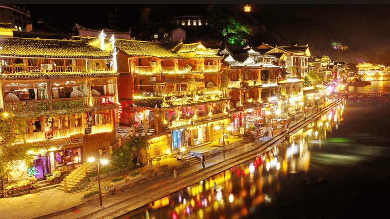 Kinh nghiệm du lịch Phượng hoàng cố trấn tự túc: Phố lên đèn như lễ hội ánh sáng ở Trấn Phượng hoàng (Ảnh sưu tầm) Kinh nghiệm du lịch Phượng hoàng cố trấn tự túc: Phố lên đèn như lễ hội ánh sáng ở Trấn Phượng hoàng (Ảnh sưu tầm)