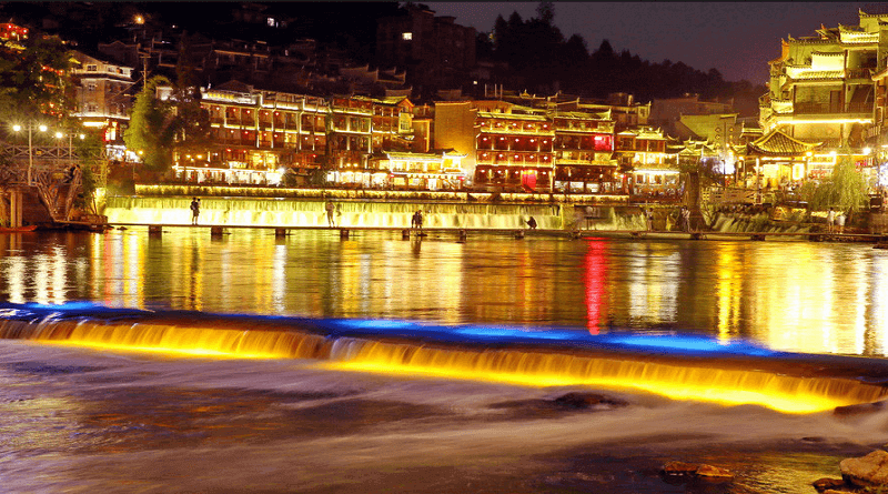 Kinh nghiệm du lịch Phượng hoàng cố trấn tự túc: Dòng sông Đà giang Phượng hoàng trở mình trong đêm (Ảnh sưu tầm) Kinh nghiệm du lịch Phượng hoàng cố trấn tự túc: Dòng sông Đà giang Phượng hoàng trở mình trong đêm (Ảnh sưu tầm)