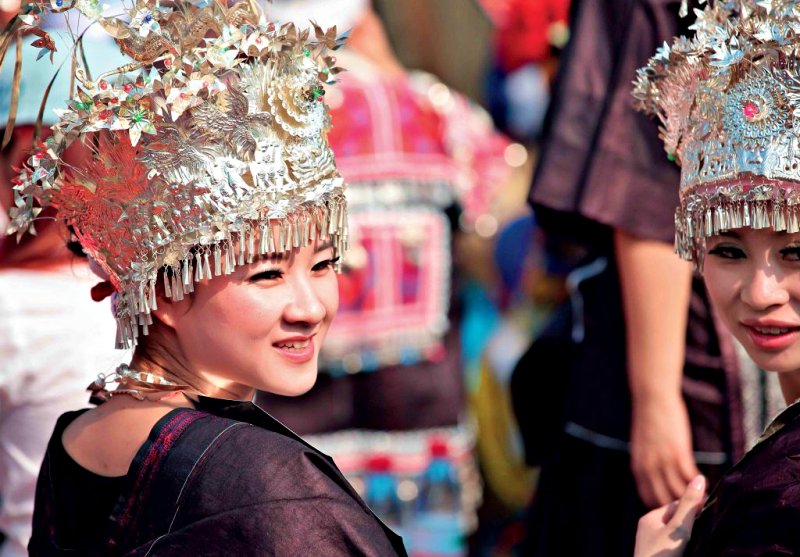 Những cô gái Miêu xinh đẹp tạo nên sức hút cho thiên đường du lịch Phượng Hoàng Cổ Trấn Những cô gái Miêu xinh đẹp tạo nên sức hút cho thiên đường du lịch Phượng Hoàng Cổ Trấn