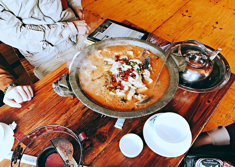 Lẩu cá cay- món ăn thích hợp cho thời tiết những ngày mưa tháng 6 ở Phượng Hoàng cổ trấn Lẩu cá cay- món ăn thích hợp cho thời tiết những ngày mưa tháng 6 ở Phượng Hoàng cổ trấn