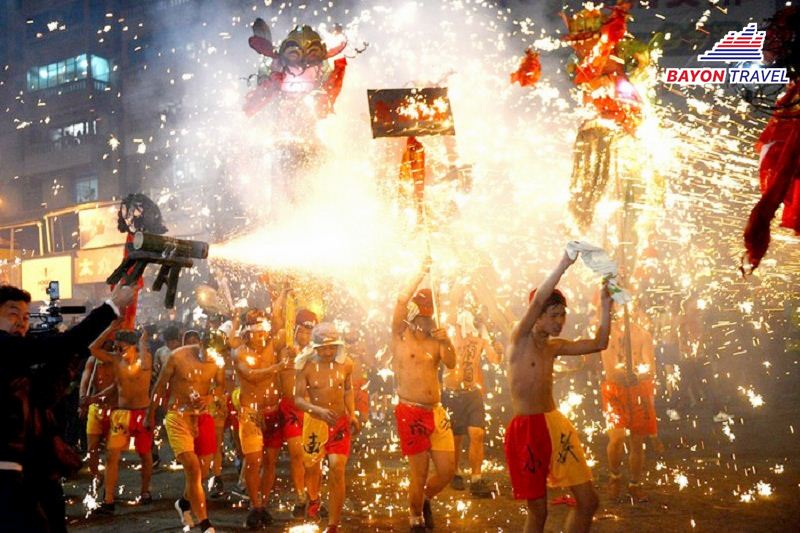 Lễ hội khiêu hoa nhộn nhịp ở Phượng Hoàng Cổ Trấn vào mỗi dịp du lịch mùa hè Lễ hội khiêu hoa nhộn nhịp ở Phượng Hoàng Cổ Trấn vào mỗi dịp du lịch mùa hè