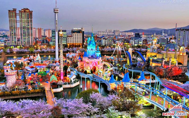 Khách du lịch thỏa sức vui chơi tại công viên Lotte World nổi tiếng ở Hàn Quốc. Khách du lịch thỏa sức vui chơi tại công viên Lotte World nổi tiếng ở Hàn Quốc.