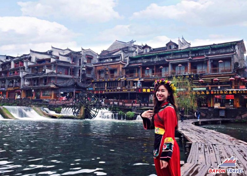 Đi Phượng Hoàng Cổ Trấn nên mua gì? Mặc bộ quần áo màu đỏ của người Thổ Gia này lên hình rất nổi bật Đi Phượng Hoàng Cổ Trấn nên mua gì? Mặc bộ quần áo màu đỏ của người Thổ Gia này lên hình rất nổi bật