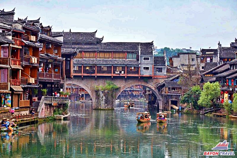 Mặt sông Trường Giang trong thời tiết yên ả của Phượng Hoàng Cổ Trấn tháng 10 Mặt sông Trường Giang trong thời tiết yên ả của Phượng Hoàng Cổ Trấn tháng 10