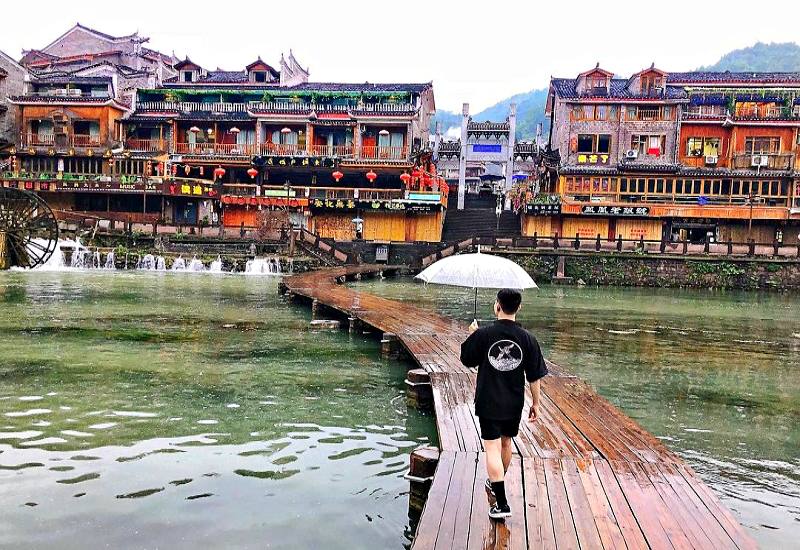 Du lịch Phượng Hoàng cổ trấn nên mặc gì: Mẫu phối đồ nam nên chọn vào mùa hè Du lịch Phượng Hoàng cổ trấn nên mặc gì: Mẫu phối đồ nam nên chọn vào mùa hè