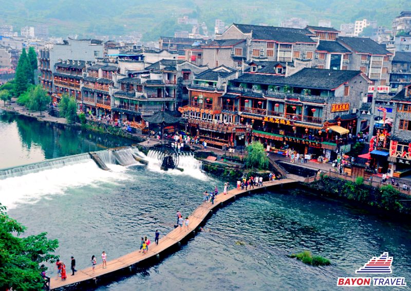 Du lịch Phượng Hoàng cổ trấn vào mùa thu: Cảnh sắc trong xanh mỗi độ thu về. Du lịch Phượng Hoàng cổ trấn vào mùa thu: Cảnh sắc trong xanh mỗi độ thu về.