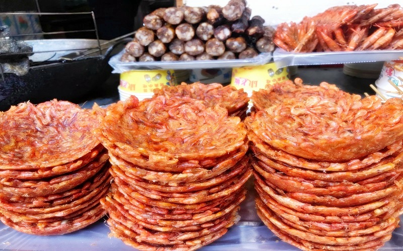 Bánh tép giòn rượm, vàng tươi này là món ăn vặt phổ biến của các bạn trẻ khi du lịch tự túc đến Phượng Hoàng cổ trấn Bánh tép giòn rượm, vàng tươi này là món ăn vặt phổ biến của các bạn trẻ khi du lịch tự túc đến Phượng Hoàng cổ trấn