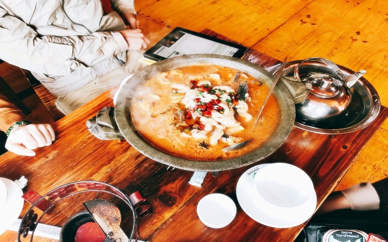 Khách du lịch đến Phượng Hoàng cổ trấn nên thử món lẩu cá cay thơm ngon, hấp dẫn không thể bỏ qua Khách du lịch đến Phượng Hoàng cổ trấn nên thử món lẩu cá cay thơm ngon, hấp dẫn không thể bỏ qua