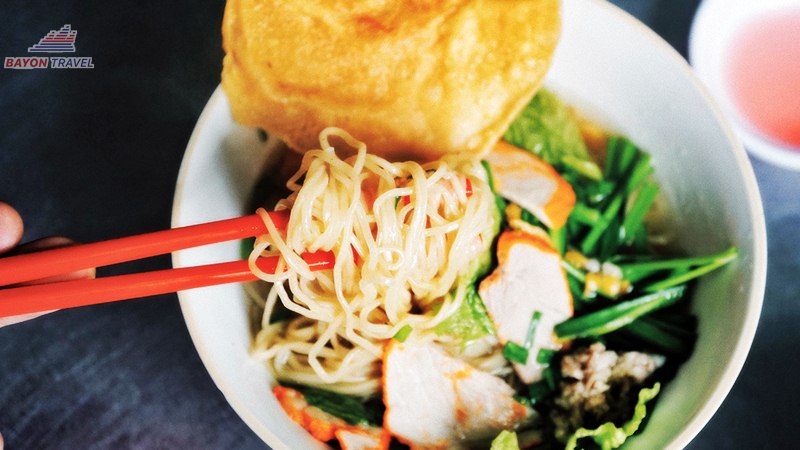 Một bát mì hoành thánh là gợi ý tuyệt vời cho bữa sáng ngập tràn năng lượng trong chuyến du lịch Phượng Hoàng cổ trấn Một bát mì hoành thánh là gợi ý tuyệt vời cho bữa sáng ngập tràn năng lượng trong chuyến du lịch Phượng Hoàng cổ trấn