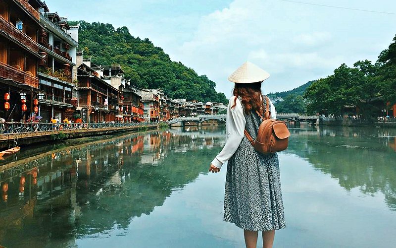 Du lịch Phượng Hoàng cổ trấn nên mặc gì: Một chiếc đầm nhẹ nhàng bên mặt hồ yên ả (Ảnh sưu tầm) Du lịch Phượng Hoàng cổ trấn nên mặc gì: Một chiếc đầm nhẹ nhàng bên mặt hồ yên ả (Ảnh sưu tầm)