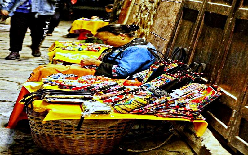 Hướng dẫn du lịch Phượng Hoàng Cổ Trấn: Một góc gian hàng bán đồ thổ cẩm (Ảnh sưu tầm) Hướng dẫn du lịch Phượng Hoàng Cổ Trấn: Một góc gian hàng bán đồ thổ cẩm (Ảnh sưu tầm)